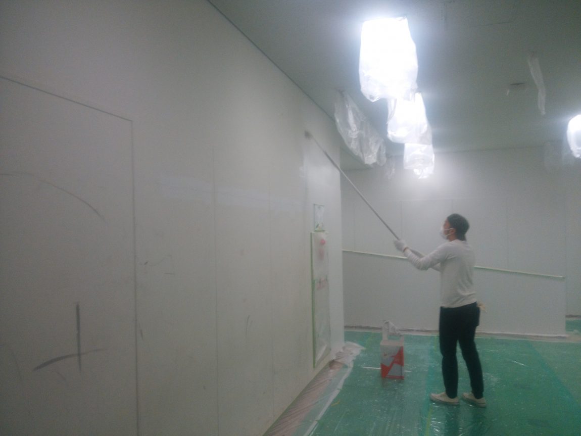 大阪国際大学内部塗装工事　壁塗装完了しました！