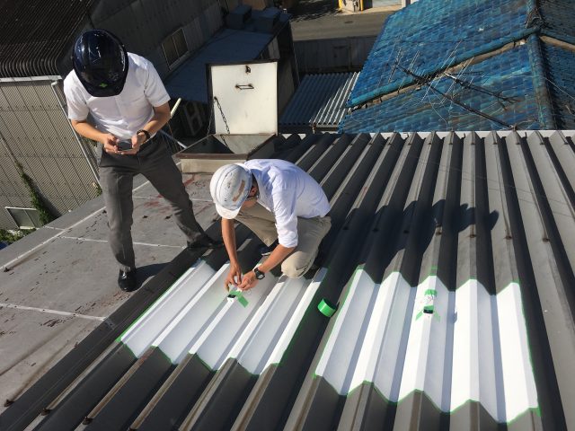 工場の屋根に遮熱塗料の試験施工